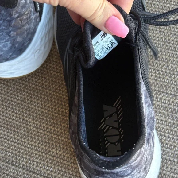 Excellent condition, New Balance Black Sneakers with Gold Highlights - Picture 5 of 6